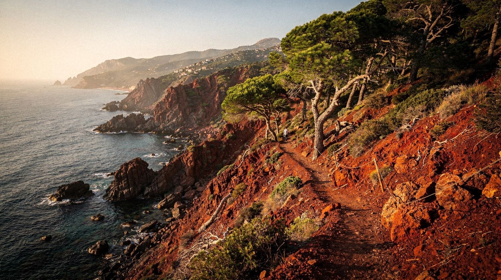 El Estérel: acantilados rojos y la Corniche d'Or