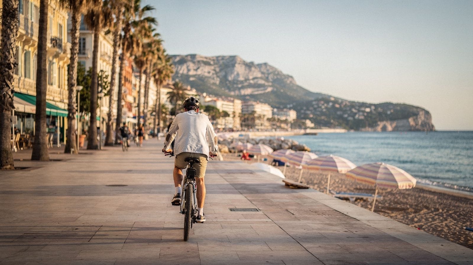 Cannes en e-bike y coche de época: una forma más fácil de ver la costa