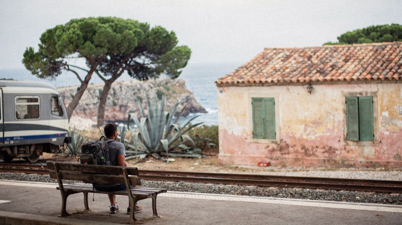 La Costa Azul con presupuesto ajustado: lo que importa es moverse, no dónde dormir