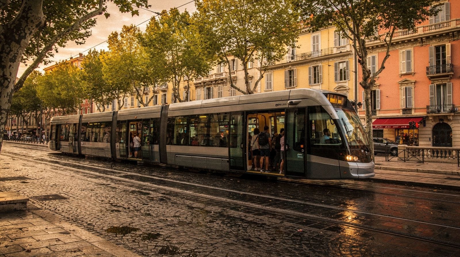Moverse por la Costa Azul: tren, tranvía, autobús o coche