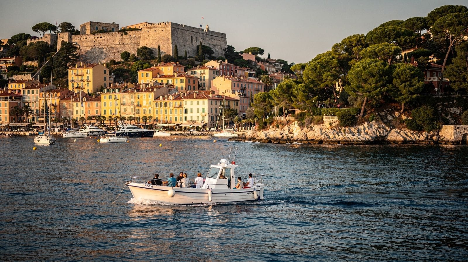 Excursiones en barco por Villefranche y Cap Ferrat: la costa vista desde el agua