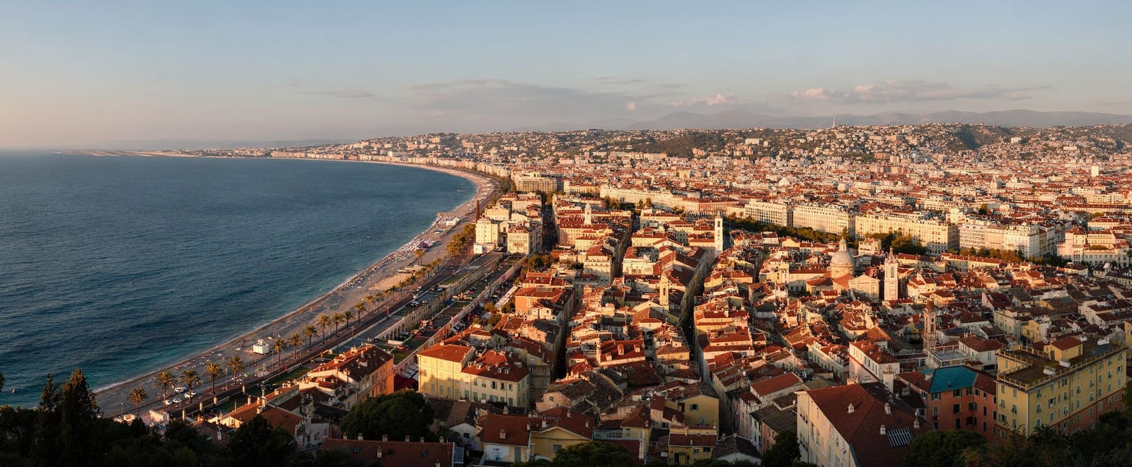 El casco antiguo (Vieux-Nice) y la Promenade des Anglais al atardecer.